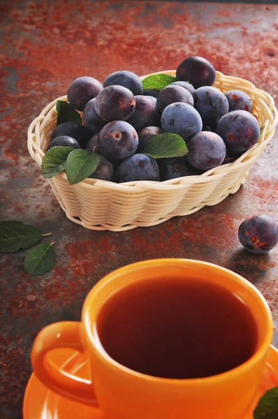 Bir fincan çay ve Erik masada