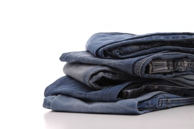 beyaz zemin üzerinde kot pantolon