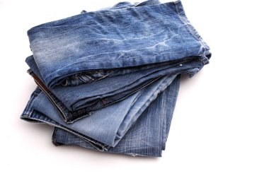 beyaz zemin üzerinde kot pantolon