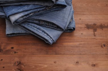 ahşap arka plan üzerinde kot yığını