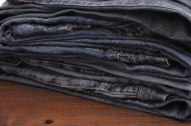 ahşap arka plan üzerinde kot yığını