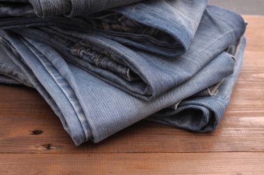 ahşap arka plan üzerinde kot yığını