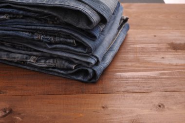 ahşap arka plan üzerinde kot yığını