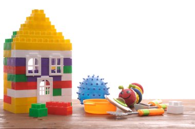 Beyaz arka planda çocuk oyuncakları