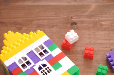 renkli çocuk inşaat evi