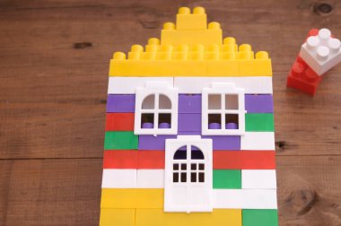 renkli çocuk inşaat evi