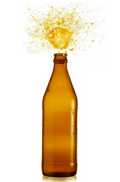 Uma garrafa de cerveja com salpicos — Fotografia de Stock