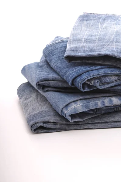 beyaz zemin üzerinde kot pantolon