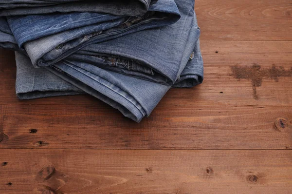 ahşap arka plan üzerinde kot yığını