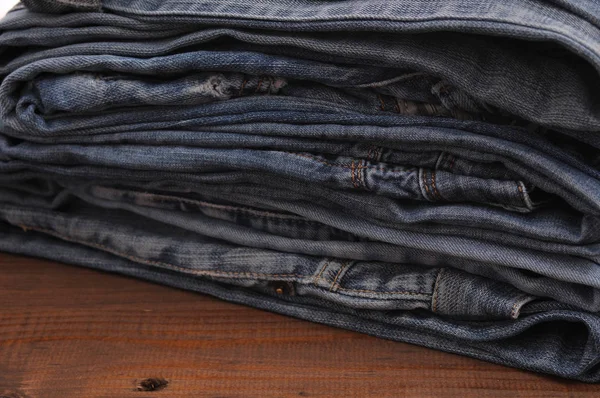 ahşap arka plan üzerinde kot yığını