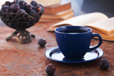 Bir fincan çay ve Erik masada