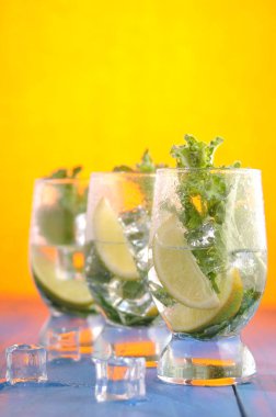 Limonlu ve naneli mojito kokteyli.