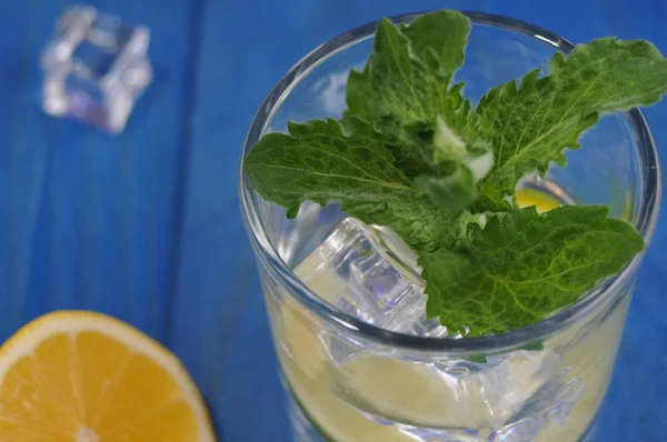 Cocktail Mojito con lime e menta — Foto Stock