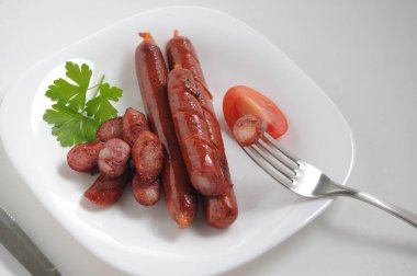 Beyaz arka planda sosisler