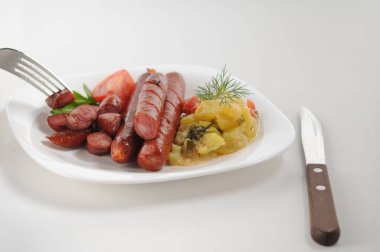 Beyaz arka planda sosisler