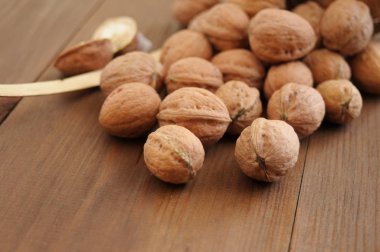 Tahta masadaki cevizler