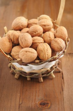 Tahta masadaki cevizler