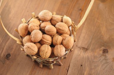 Tahta masadaki cevizler