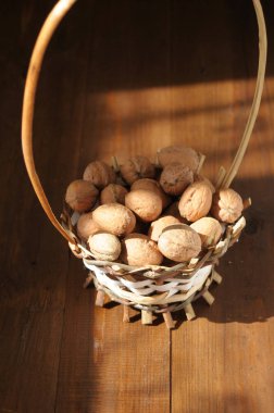 Tahta masadaki cevizler