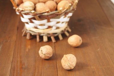 Tahta masadaki cevizler