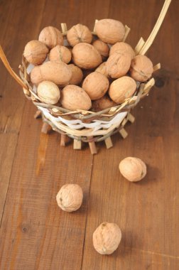 Tahta masadaki cevizler