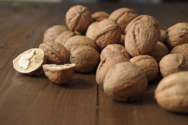 Tahta masadaki cevizler