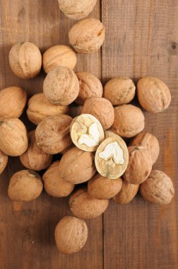 Tahta masadaki cevizler