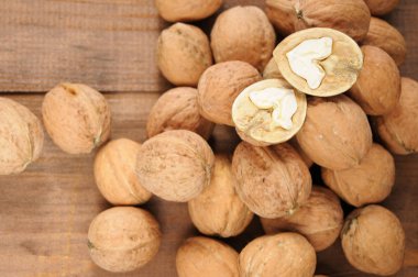 Tahta masadaki cevizler