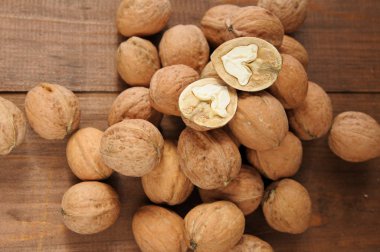 Tahta masadaki cevizler