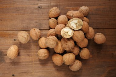 Tahta masadaki cevizler