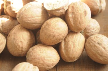 Tahta masadaki cevizler