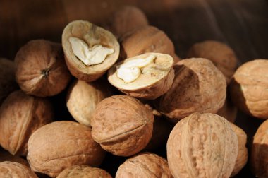 Tahta masadaki cevizler