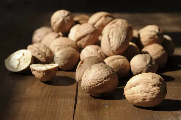 Nueces sobre una mesa de madera — Foto de Stock