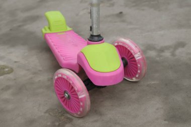 Çocuk scooter yolda