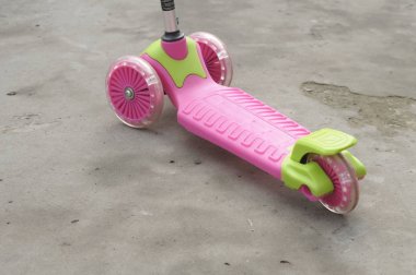 Çocuk scooter yolda