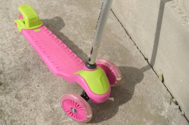 Çocuk scooter yolda