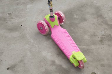 Çocuk scooter yolda