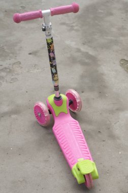 Çocuk scooter yolda