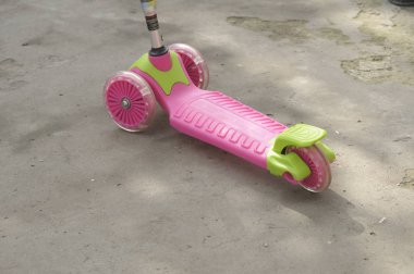 Çocuk scooter yolda
