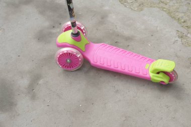 Çocuk scooter yolda