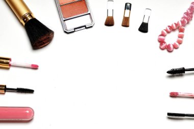 Beyaz arkaplanda kozmetik ürünler