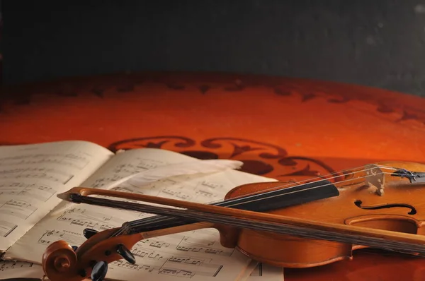 Violon et notes sur la table — Photo