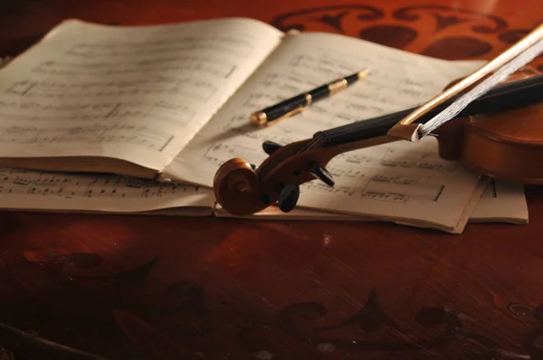 Hegedű és a jegyzetek az asztalon — Stock Fotó