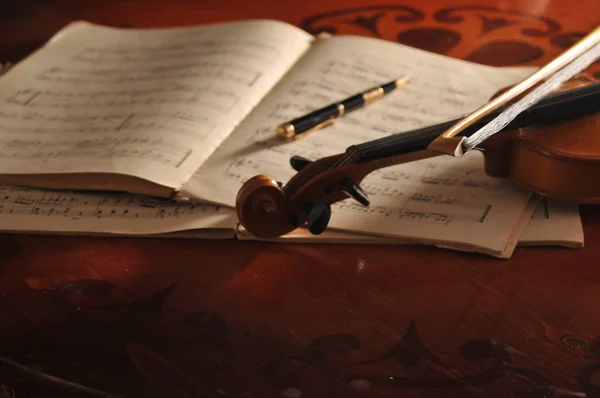 Violin and notes on the table — Stock Photo, Image