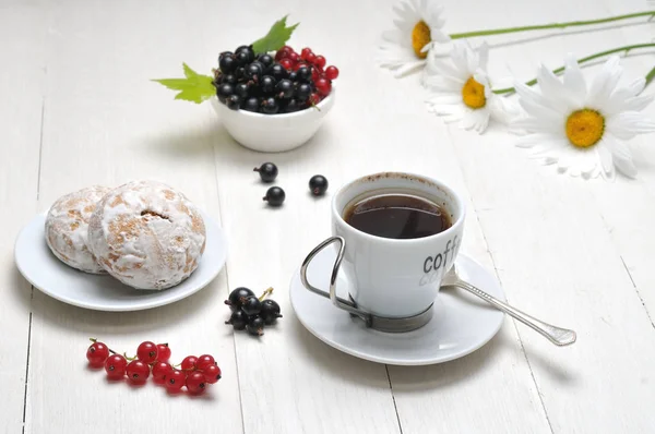 Morgenkaffee auf einem Holztisch — Stockfoto