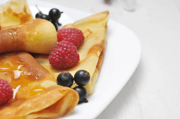 Pancakes with fresh berries — Stock Photo, Image