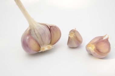 Beyaz arka planda sarımsak