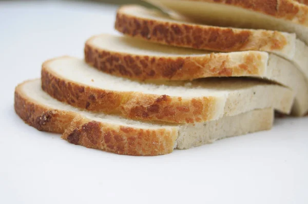 Beyaz arka planda bir somun ekmek — Stok fotoğraf