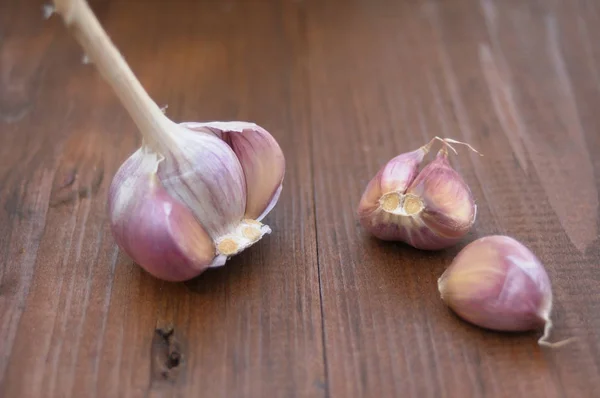 Knoflook op een houten tafel — Stockfoto