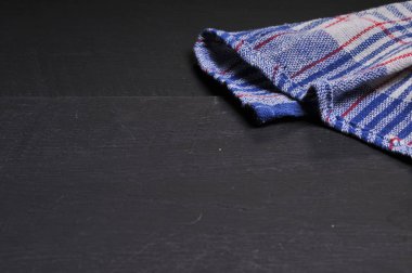 Ahşap bir masada arka plan havlusu.